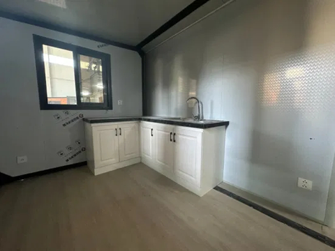 Casa prefabricada del envase del empaquetado de la película plástica de Tesite del panel de bocadillo de 36.54~74.34sqm